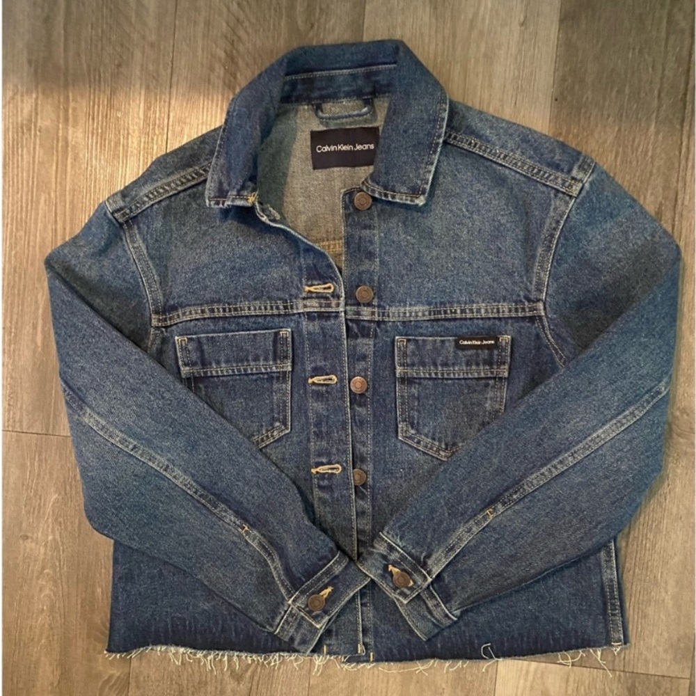 NWOT CALVIN KLINE DISTRESSED HEM CROPPED JEAN JACKET.